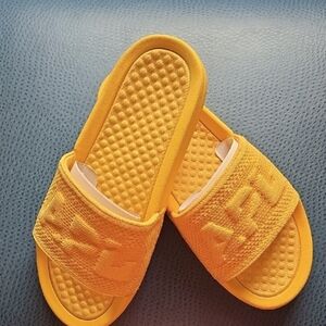 APL Women's Marigold Techloom Slide. NEW IN BOX sz 8